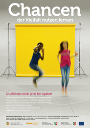 Das Plakat des Projektes "Chancen der Vielfalt lernen" zeigt zwei jüngere Personen vor einem gelben Foto-Hintergrund springend. Es lädt per Text ein: "Qualifizier dich jetzt für später! Erwirb interkulturelle Kompetenzen im Projektstudium."