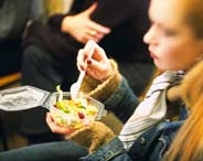 Junge Frau mit Fast-Food Salat