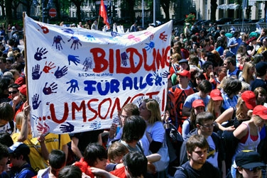 Demonstration mit Transparent Bildung für alle umsonst!