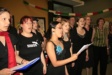 Der Chor singt im Foyer