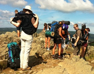 Eine Gruppe Studenten erklimmt einen Berg im Harz