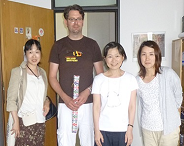 Auf dem Bild sind Prof. Dr. Denis Köhler und drei Kollegen aus Japan abgebildet. Herr Prof. Köhler hält ein Geschenk in der Hand.