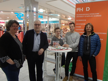 Vetreter der FHD und der Stadt Leonberg stehen zusammen für ein Foto in dem LeoCenter in Leonberg.