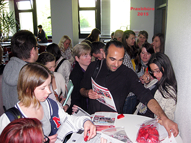 Veranstaltung Praxisbüro mit DGB und verdi
viele Studierende um einen Stehtisch mit Infomaterial