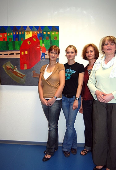 Die Studentinnen Nathalie Funke und Elena Homuth präsentierten mit Pascal Latouche ,der Leiterin des Werkhauses im Kinderhilfezentrum, und ihrer Dozentin Ulrike Scheffler-Rother einige Bilder während der Ausstellungseröffnung. 