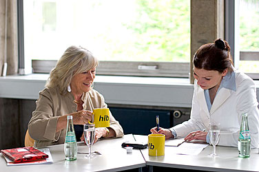 Margarethe von Trotta mit Kaffee bei Simone Fischer