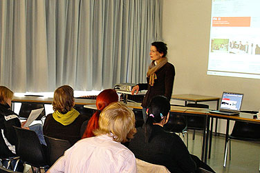 Simone Fischer referiert vor Studierenden von dem projezierten Bild der Webseite der FH